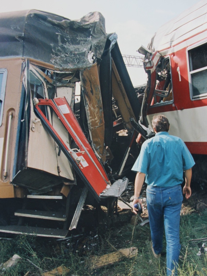 Elektrowóz i wagon pocztowy zostały zmiażdżone. Ten wypadek wstrząsnął regionem. Katastrofa kolejowa w Grajewie 17.07.1998.  (zdjęcia)