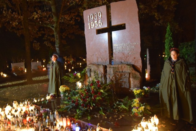 1 listopada cmentarz przy ul. Żwirowej w Gorzowie otwarty jest całą dobę.