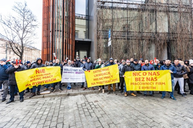 Protest pracowników i właścicieli firm na Rybitwach przeciw utworzeniu nowego osiedla wg planu Nowe Miasto. 