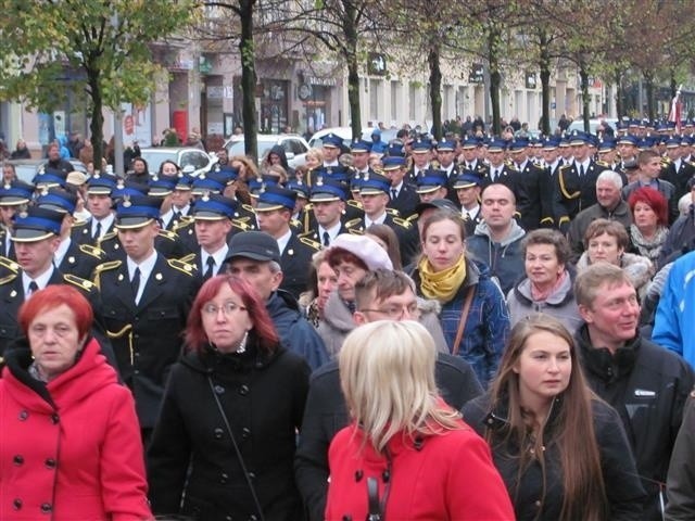 Defilada i ślubowanie strażaków w Częstochowie. Towarzyszyły...