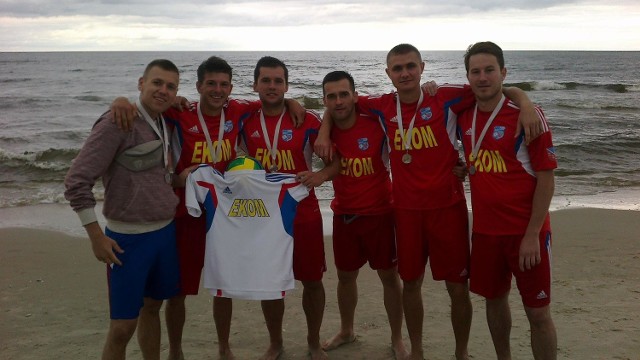 Ekom Futsal Nowiny zajął drugie miejsce w turnieju beach soccera. Stoją od lewej: Sebastian Dobrodziej, Bartłomiej Król, Maciej Ponikowski, Mateusz Majcher, Grzegorz Jagodzki, Bartłomiej Strzębski. 