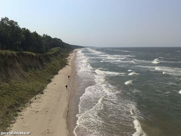 Dobrze, że przynajmniej wstęp na plażę jest jeszcze bezpłatny... Na zdjęciu widok na plażę z punktu widokowego w Trzęsaczu (fot. Tomasz Rusek)