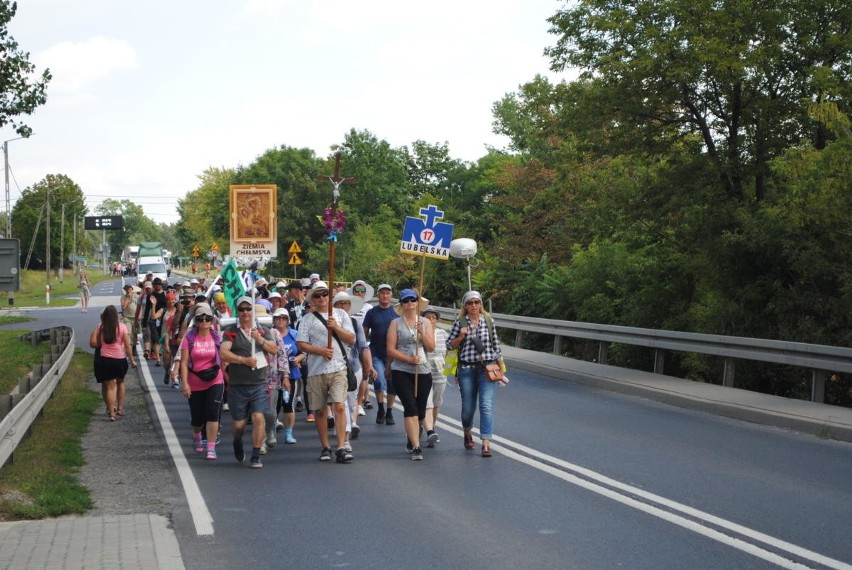 Lubelska piesza pielgrzymka prawie na półmetku. Pątnicy przekroczyli Wisłę