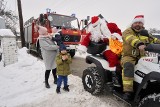 Po Bukownie św. Mikołaj jeździł strażackim quadem. Rozwoził cukierki dzieciom