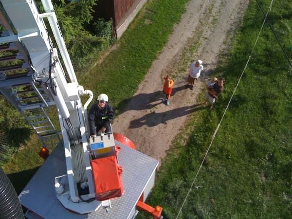 Nietypowa akcja strażaków. Bocian wypadł z gniazda&#8230; w Gniazdowie (zdjęcia) 