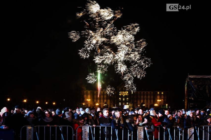 Sylwester w Szczecinie: Kolorowe fajerwerki rozbłysły nad miastem. Powitaliśmy Nowy Rok [ZDJĘCIA, WIDEO]