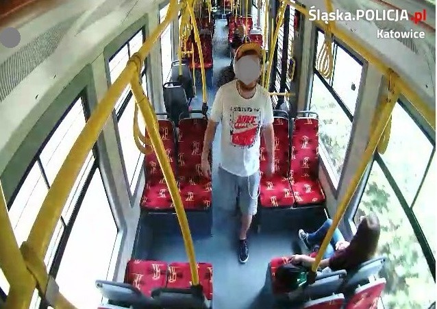 Atak rasistowski w Katowicach: Policja poszukuje mężczyzny z tramwaju ZDJĘCIA Z MONITORINGU