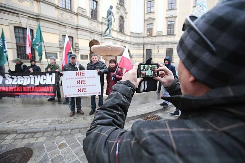 "Dziś tablica Szeptyckiego, niedługo pomnik Hitlera". Protest pod Uniwersytetem Wrocławskim