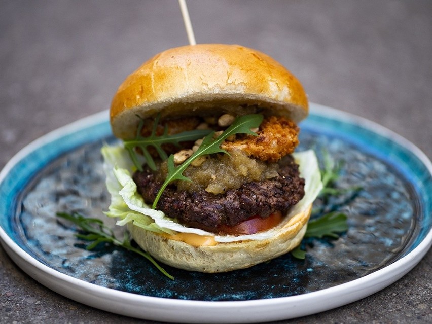 Centralna Gastromachina: Burger w bułce maślanej z mielonym...