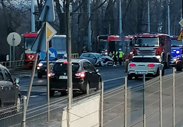 Tramwaj zderzył się z samochodem osobowym.