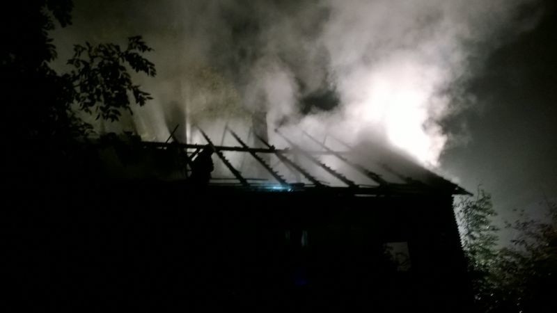 W Porębie Wielkiej w ogniu stanął dom jednorodzinny. Rodzina straciła dach nad głową