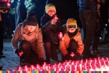 W Białymstoku zapłonęło światło pamięci niezwyciężonym. Patrioci zapalili znicze na cmentarzu wojskowym w Białymstoku