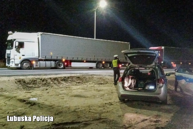 Krośnieńscy funkcjonariusze drogówki zatrzymali do kontroli dwóch kierowców ciężarówek, którzy jechali na granicę, będąc pod wpływem alkoholu.
