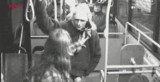 Sztucznym penisem molestował pasażerki w autobusie. Policja już go szuka (wideo) 
