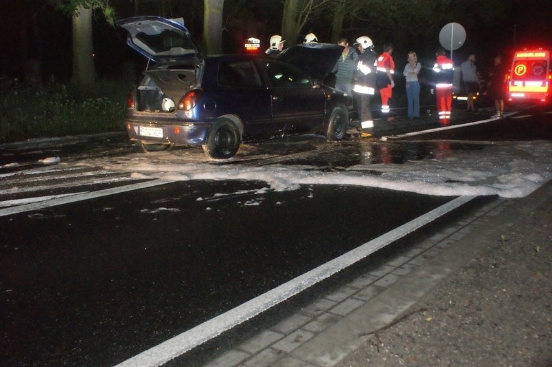 Groźny wypadek w Gocanowie. Samochód stanął w płomieniach [zdjęcia]