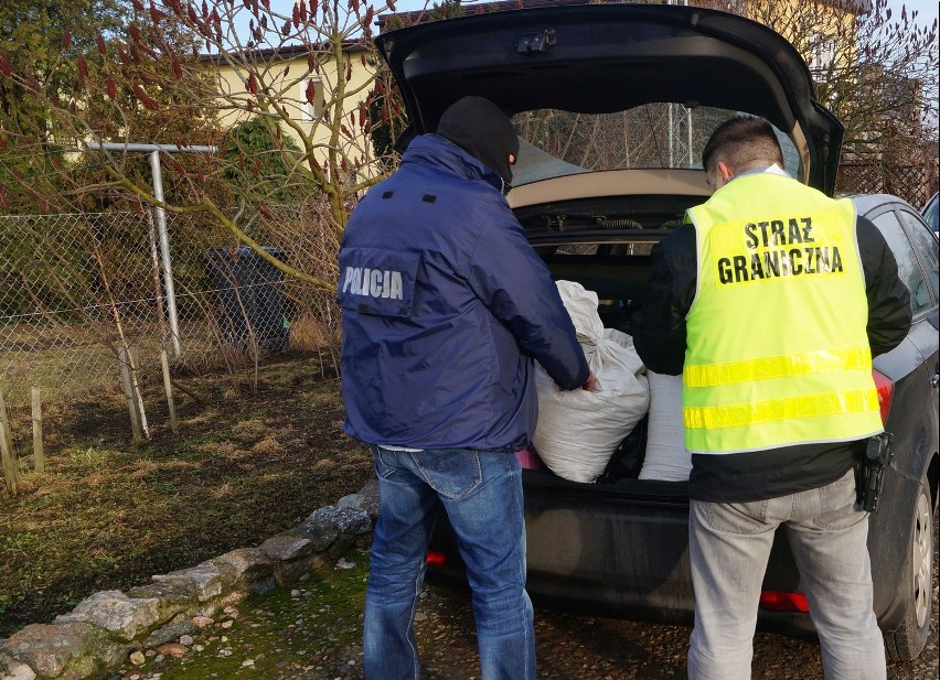 Policjanci z Inowrocławia wspólnie z funkcjonariuszami...