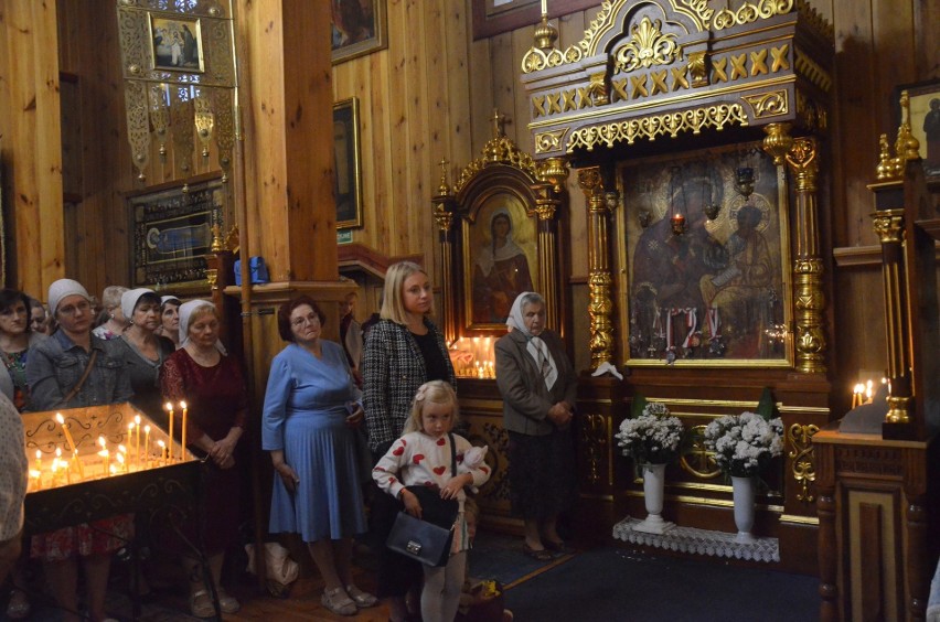 Wnętrze cerkwi, po prawej Bielski Ikona Matki Bożej