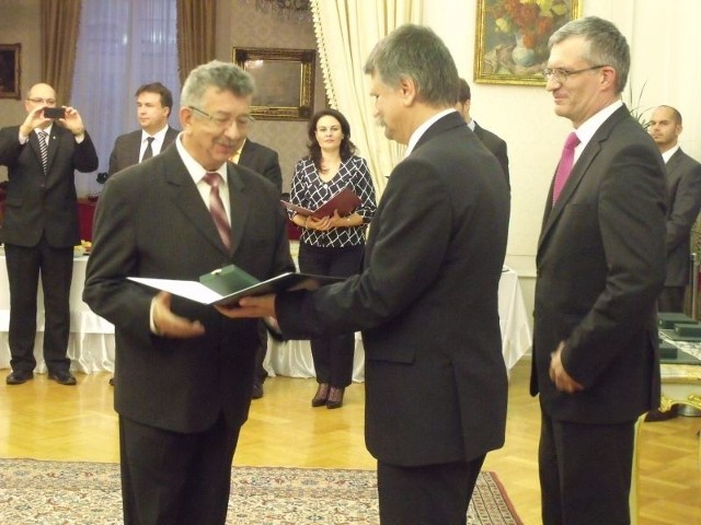 Przewodniczący Zgromadzenia Narodowego Węgier László Köver   i ambasador Ivana Gyurcsik wręczył Henrykowi Trepce Srebrny Krzyż Zasługi.