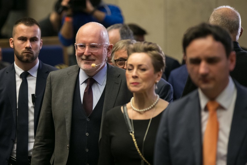 Frans Timmermans w Krakowie. Hołd dla Pawła Adamowicza i mocne stwierdzenie o hejcie: morderstwo zaczyna się od słów