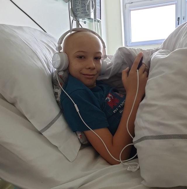 Prawie 11-latek od jesieni 2019 przebywa w szpitalu. Na Facebooku, na profilu Dominik Oflakowski (Domin kontra Neuroblastoma) można śledzić jego losy