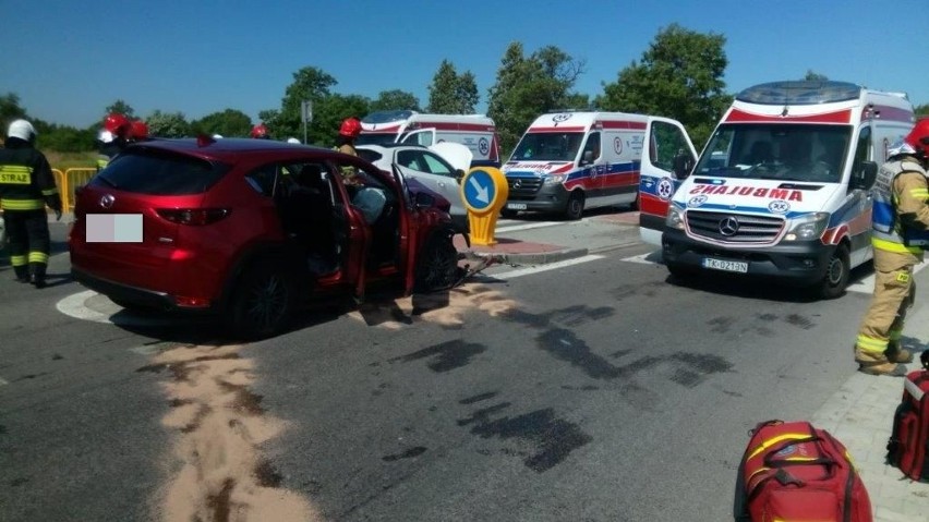 Wypadek w Daleszycach. Zderzenie dwóch samochodów, w których podróżowało w sumie osiem osób, w tym czworo dzieci. W akcji śmigłowiec