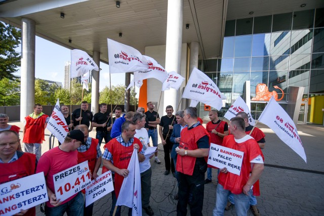 Protest górniczych związkowców pod siedzibą ING Banku Śląskiego