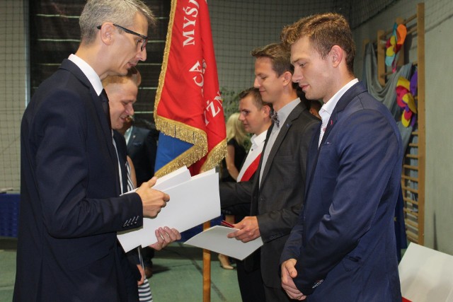 Mateusz (drugi z lewej) osobiście podziękował kolegom i razem z wicestarostą Rafałem Neugebauerem wręczył im medale za uratowanie życia.