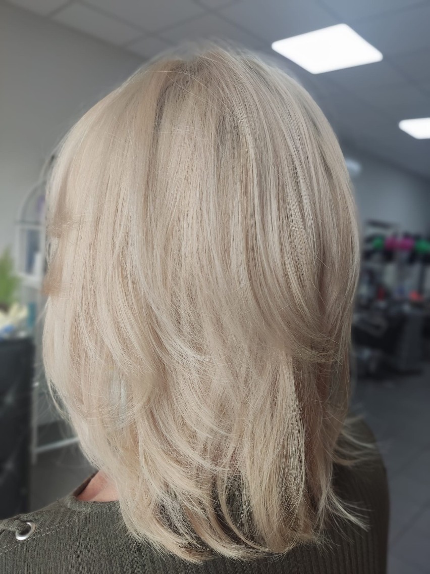 Propozycja fryzury blond na wiosnę 2023 z salonu...