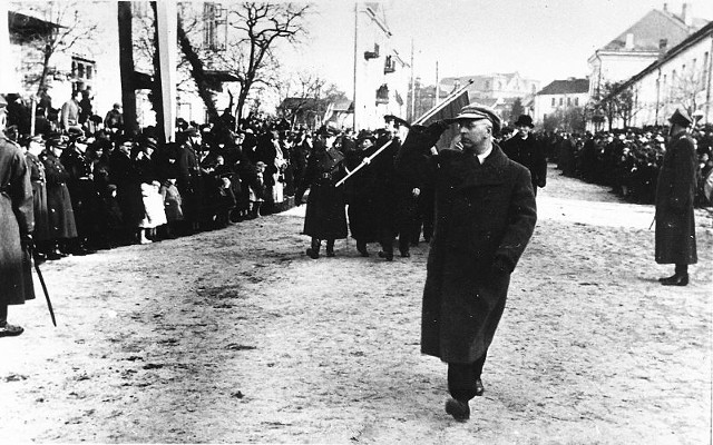 Manifestacja w Łomży w 1936 r. Na czele kolumny Mieczysław Czarnecki. Fot. S. Lucenko. Oryginał w zbiorach Archiwum Państwowego w Łomży.