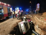 Samochód osobowy spadł do wykopu w Suchedniowie. Kierowca z promilami