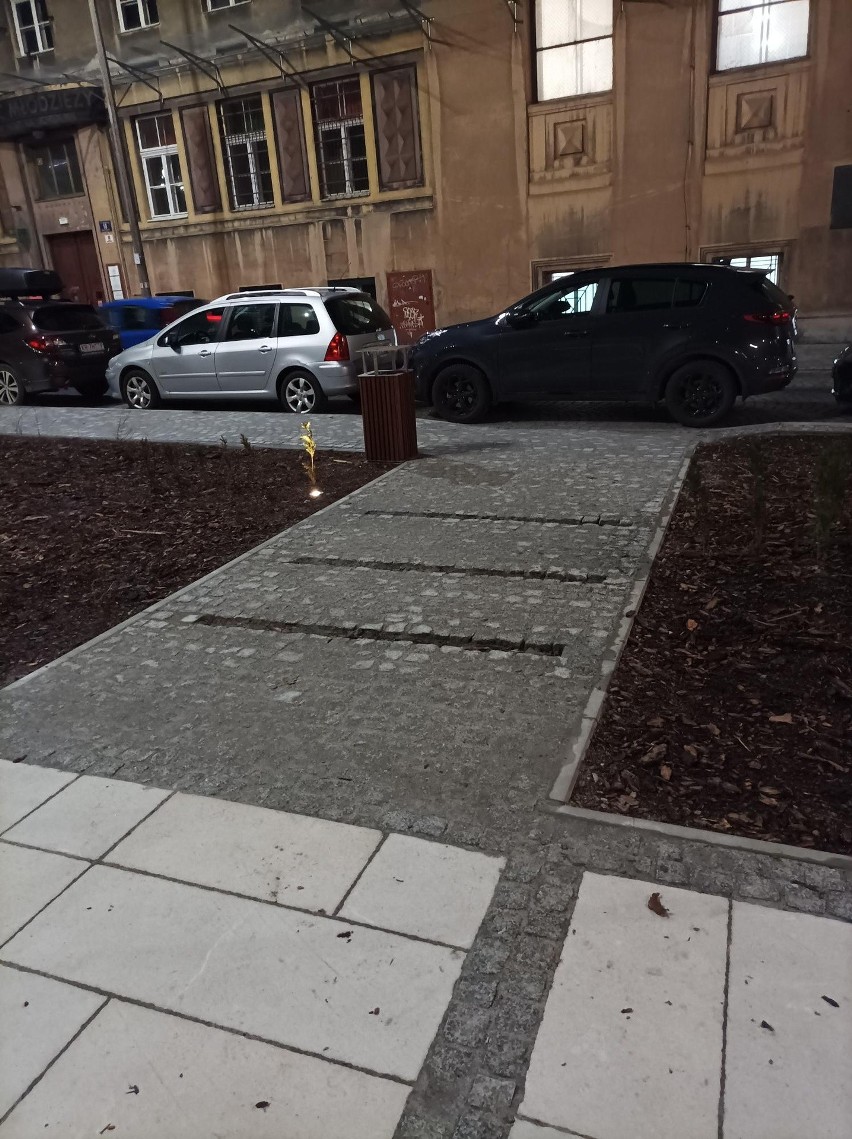 Kraków. Plac Biskupi niedawno przebudowano, a już są problemy z oświetleniem [ZDJĘCIA]