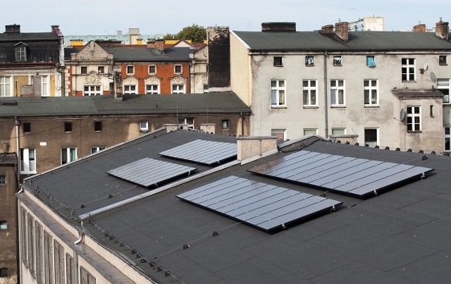 Solary od Greenpeace na dachu II ZSO w Słupsku.
