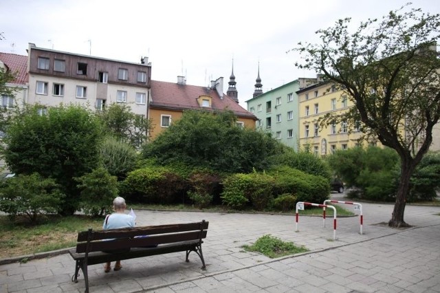 Opolanie: Bezdomni tu piją, znoszą różne śmieci, a przecież plac Sebastiana to centrum miasta, nie powinien tak wyglądać.