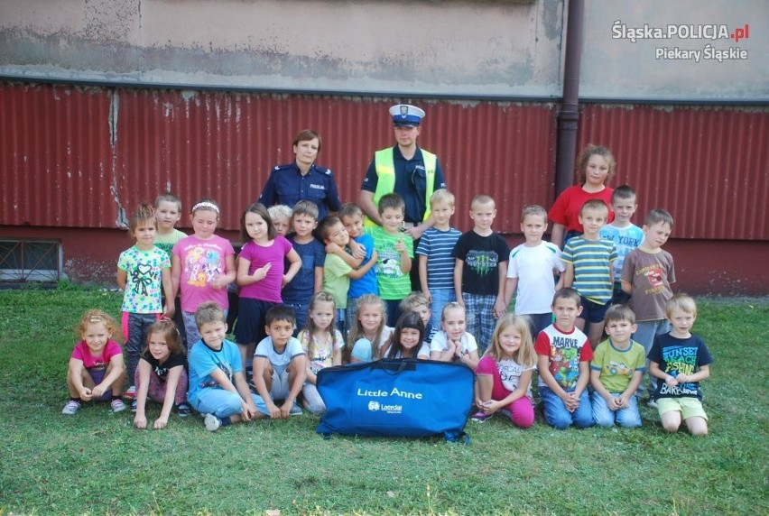 Piekarscy policjanci z wizytą u dzieci w szkołach i przedszkolach [ZDJĘCIA]