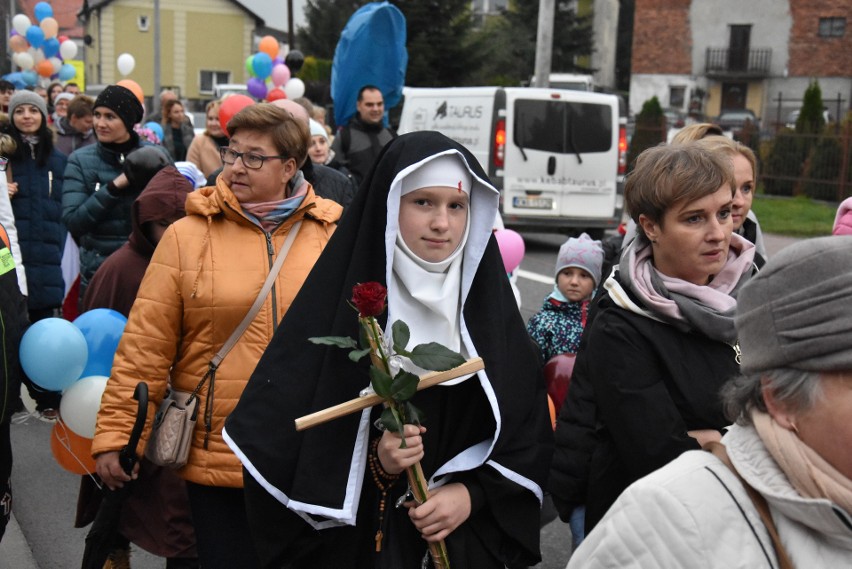 VI Libiąski Orszak Świętych „Holy wins”, czyli mali święci maszerowali przez miasto [ZDJĘCIA, WIDEO]