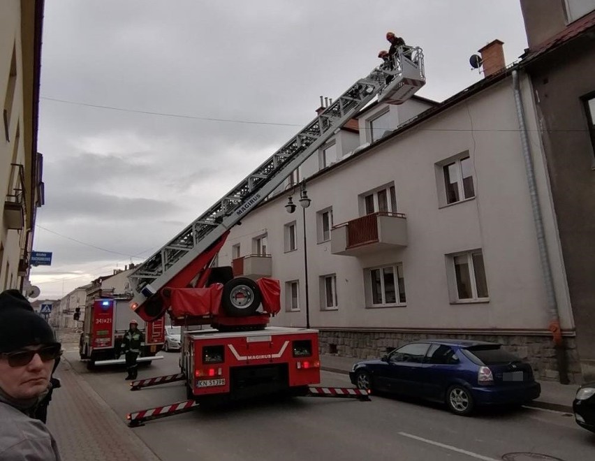 Nowy Sącz. Strażacy wyruszyli do pożaru pustostanu przy Kazimierza Wielkiego [ZDJĘCIA]