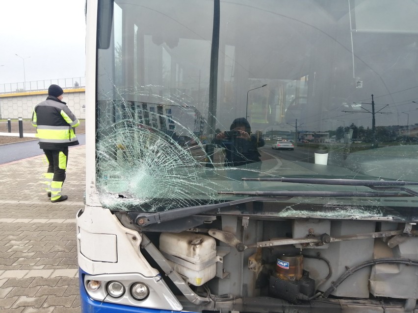 Kraków. Zderzenie autobusu z autem osobowym na skrzyżowaniu ul. Klimeckiego i Powstańców Wielkopolskich. Są duże utrudnienia w ruchu