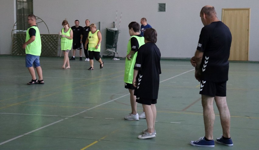 Sport jest dla wszystkich. Niepełnosprawni grali w piłkę i tenisa w Radomiu. Zobacz zdjęcia 