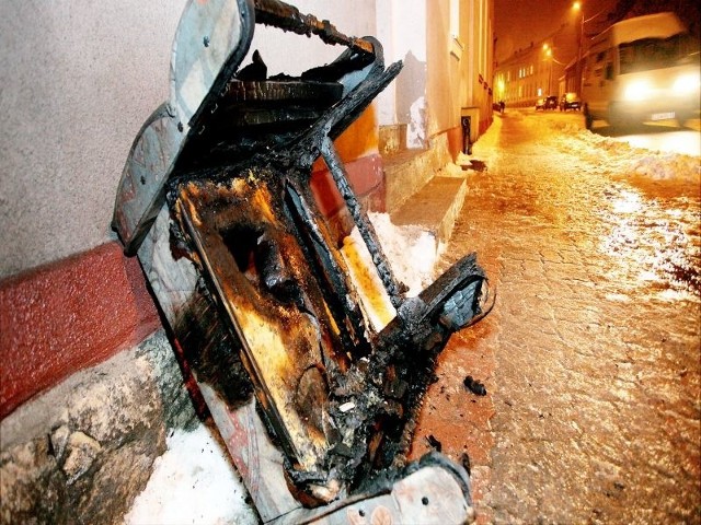 Płonący fotel na godzinę sparaliżował życie mieszkańców kamienicy przy ul. Sądowej