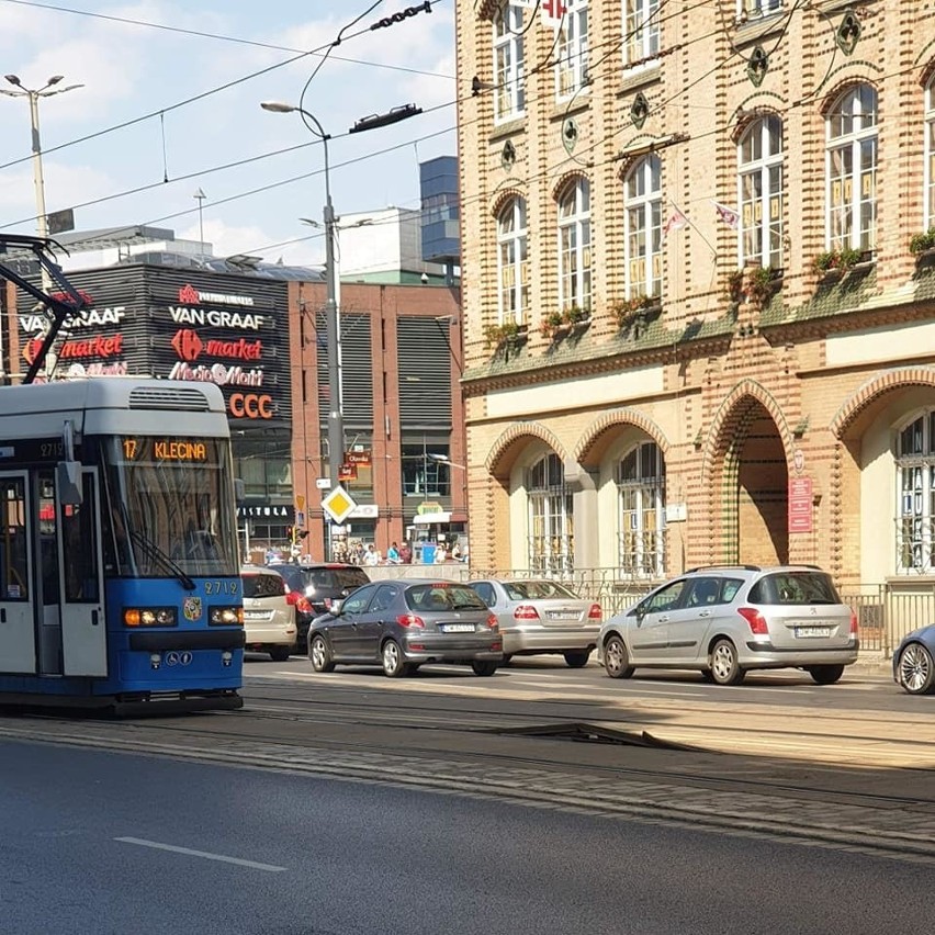 Uszkodzone torowisko na Piotra Skargi