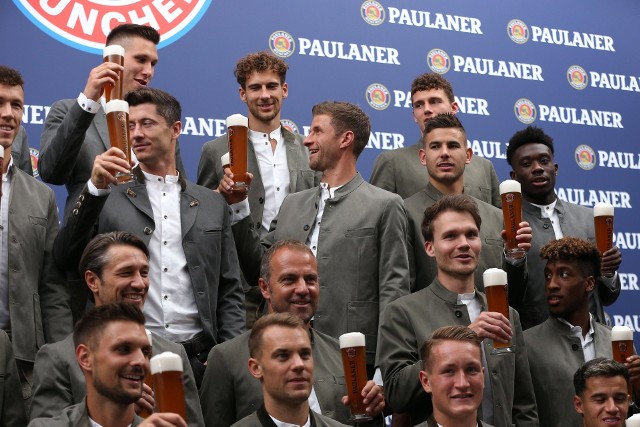 W niedzielę piłkarze Bayernu Monachium uczestniczyli w tradycyjnej sesji zdjęciowej przed Oktoberfest. Zanim rozjechali się na zgrupowania reprezentacji, Robert Lewandowski, Thomas Mueller, Philippe Coutinho i spółka pozowali z kuflami zimnego piwa w dłoniach. "Lewy" ma co świętować. W trzech kolejkach Bundesligi strzelił sześć goli, po podpisaniu nowego kontraktu dostał też sporą podwyżkę - z 15 do 20 mln euro brutto rocznie. Zobacz piwną sesję kapitana reprezentacji Polski i jego klubowych kolegów!Uruchom galerię klikając w ikonę "następne zdjęcie", strzałką w prawo na klawiaturze lub gestem na ekranie smartfonu