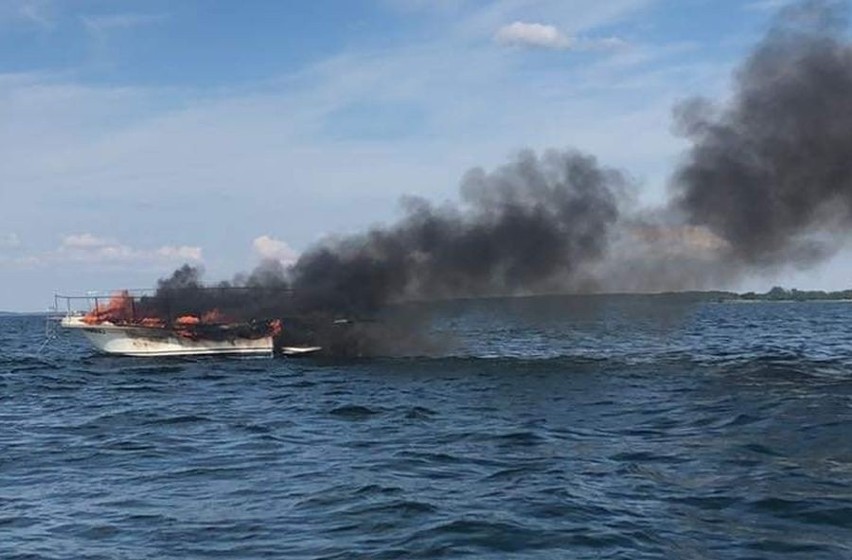 Jezioro Śniardwy. Wybuch i pożar łodzi motorowej. Trzy osoby poparzone