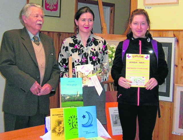 Nagrodzona Klaudia Nobis wraz poetą i Elżbietą Cielecką, wychowawcą z zespołu szkół ponadgimnazjalnych w Iłży. 
