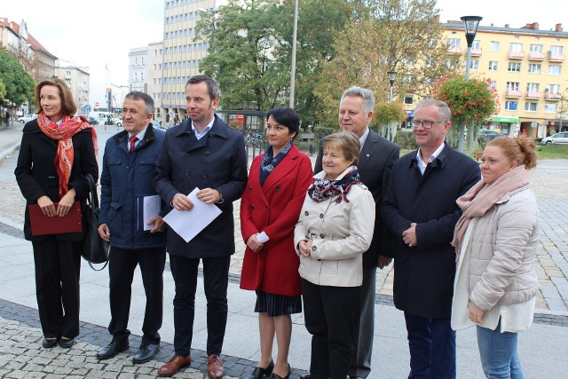 Kandydaci Mniejszości Niemieckiej do sejmiku konferencję zorganizowali przy stacji kolejowej w Opolu