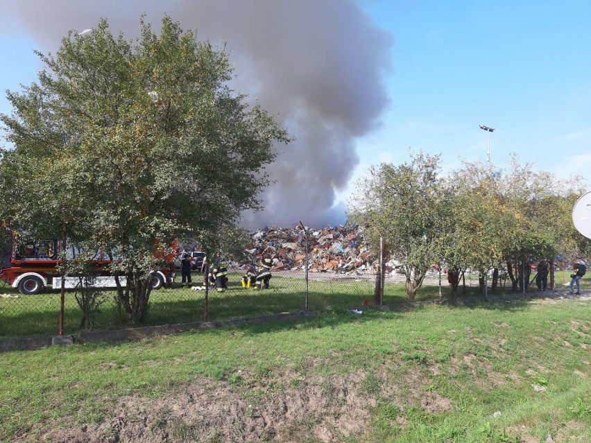 Wielki pożar składowiska odpadów w Kędzierzynie-Koźlu. Swąd palonych śmieci z wysypiska czuć w całym mieście 