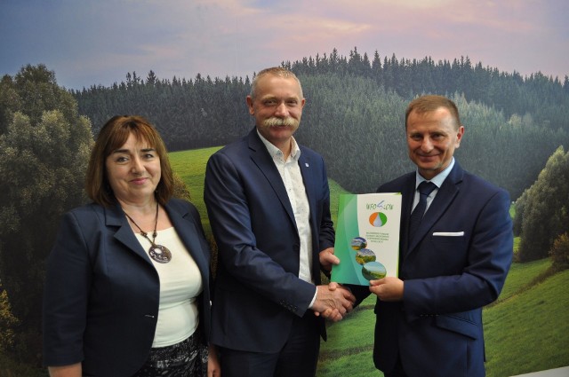 Umowę dającą zielone światło to realizacji projektu podpisali wójt Tomasz Lato, skarbnik Małgorzata Kumór i Ryszard Gliwiński, prezes WFOŚiGW.