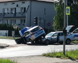 Zderzenie samochodu osobowego i policyjnego radiowozu w Ostrowcu! Dwóch policjantów rannych