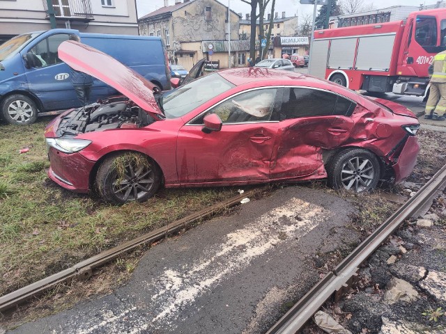 Rozbite audi wylądowało w Będzinie na torach tramwajowych