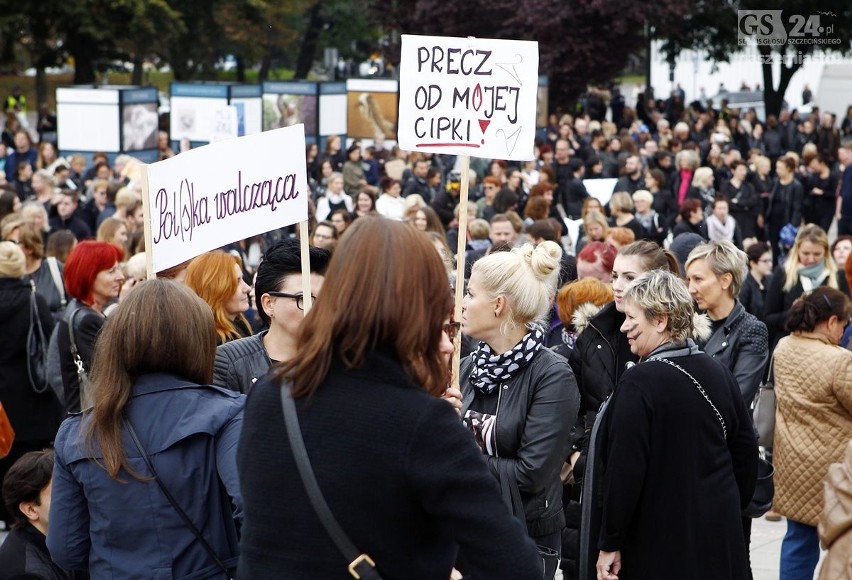 Czarny protest w Szczecinie. "Dość pogardy dla kobiet"