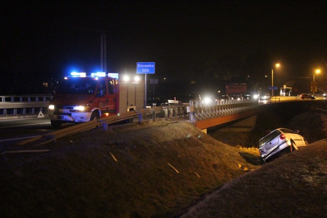 Wypadek w Nieborowicach: Na DK 78 Rybnik - Gliwice we wsi Nieborowice w pow. gliwickim zderzyły się trzy samochody. Droga jest częściowo zablokowana.